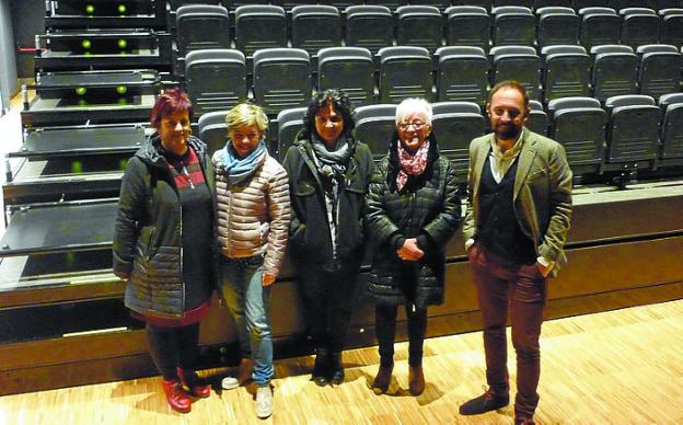 Autoridades forales y municipales en el auditorio Juanba Berasategi.