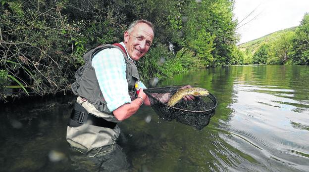 Kike Calleja muestra una trucha en un lance de pesca sin muerte, una de sus pasiones. 