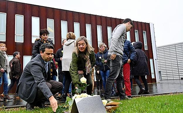 Imagen principal - Ofrendas en las Juntas Generales de Gipuzkoa, el Parlamento Vasco e Irun.