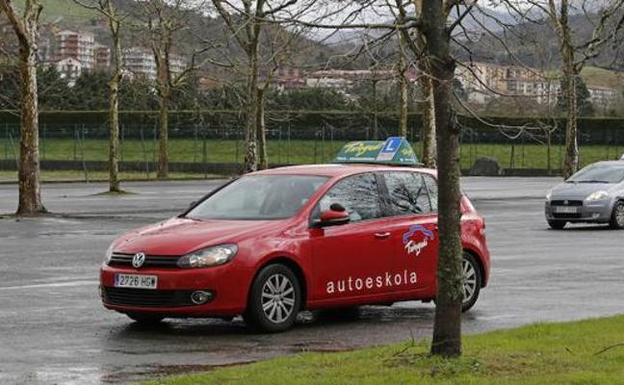 Los exámenes de conducir se reducen a la mitad en Gipuzkoa desde los paros 