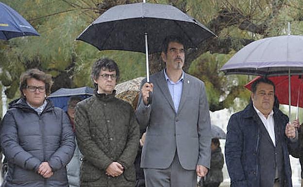 Miren Albistur (PP), en la concentración en Donostia junto Viles (PNV), el alcalde Eneko Goia y Gasco (PSE). 