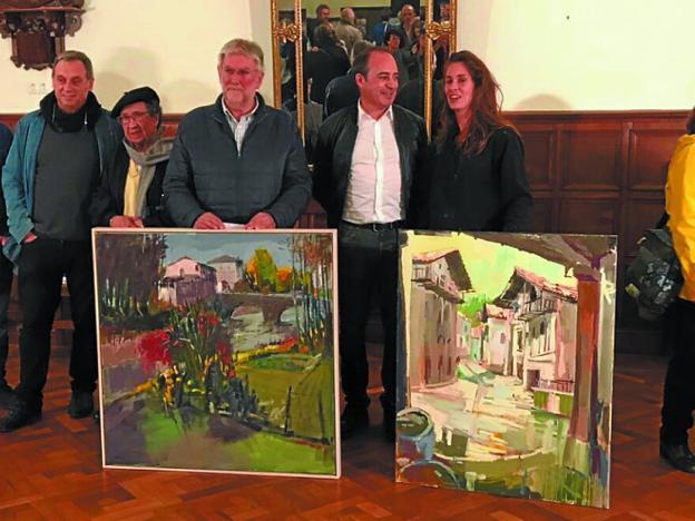 Los dos ganadores de este año, con sus obras.