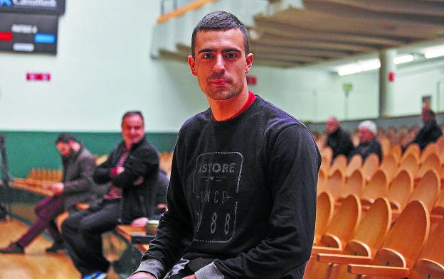 Asier Agirre, en el Labrit de Pamplona después de la elección de material del miércoles para la final de la jaula de Promoción. 