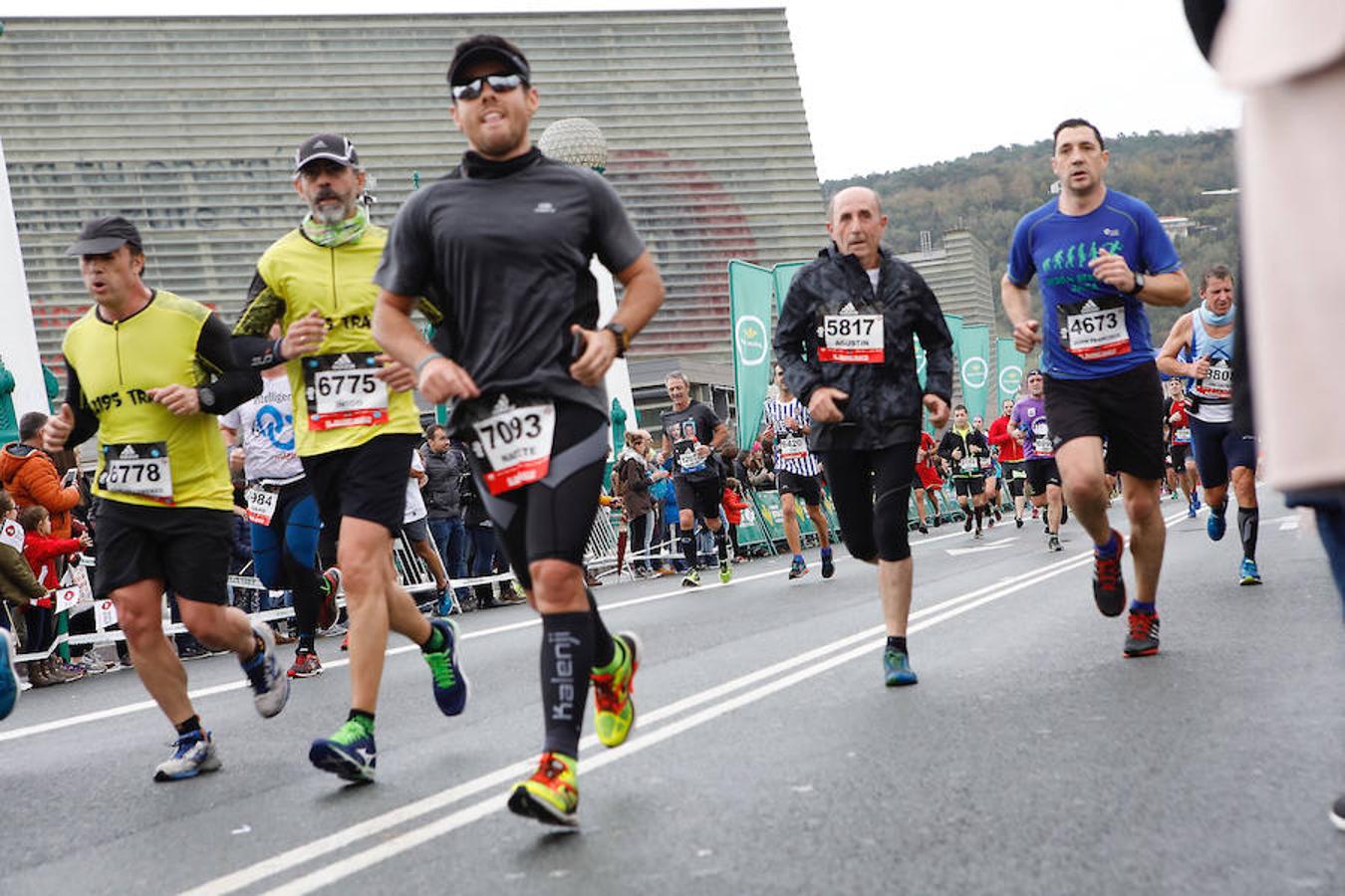 La carrera oficial ha comenzado a las 10.15 y en menos de una hora ya han comenzado a llegar los corredores a la zona del Kursaal.