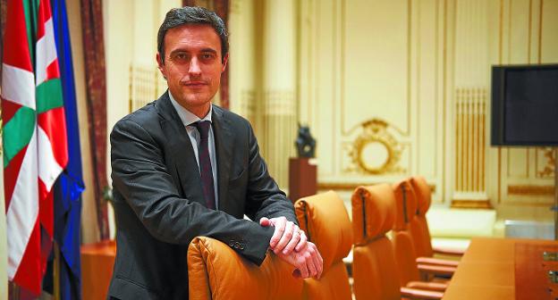El diputado de Hacienda y Finanzas, Jabier Larrañaga, posa en la sala de Consejo de Gobierno del Palacio foral. 