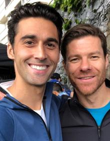 Imagen secundaria 2 - Las llegadas, por separado, de Xabi Alonso y Álvaro Arbeloa.