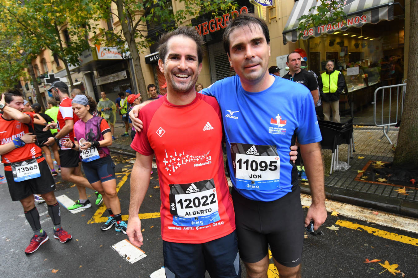 Gran ambiente en la línea de meta de la Behobia San Sebastian 