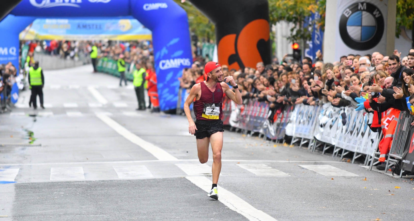 Gran ambiente en la línea de meta de la Behobia San Sebastian 