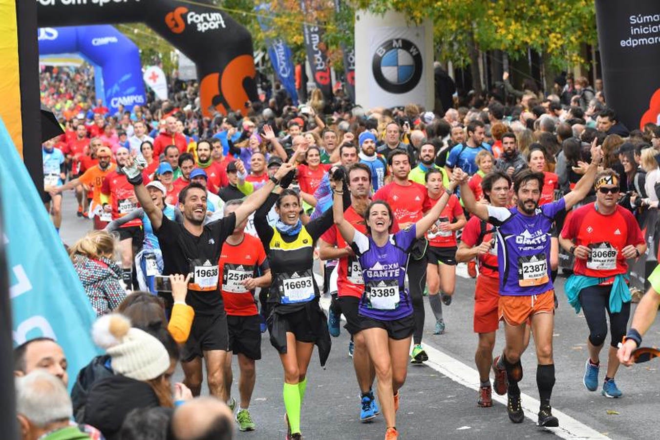 Gran ambiente en la línea de meta de la Behobia San Sebastian 