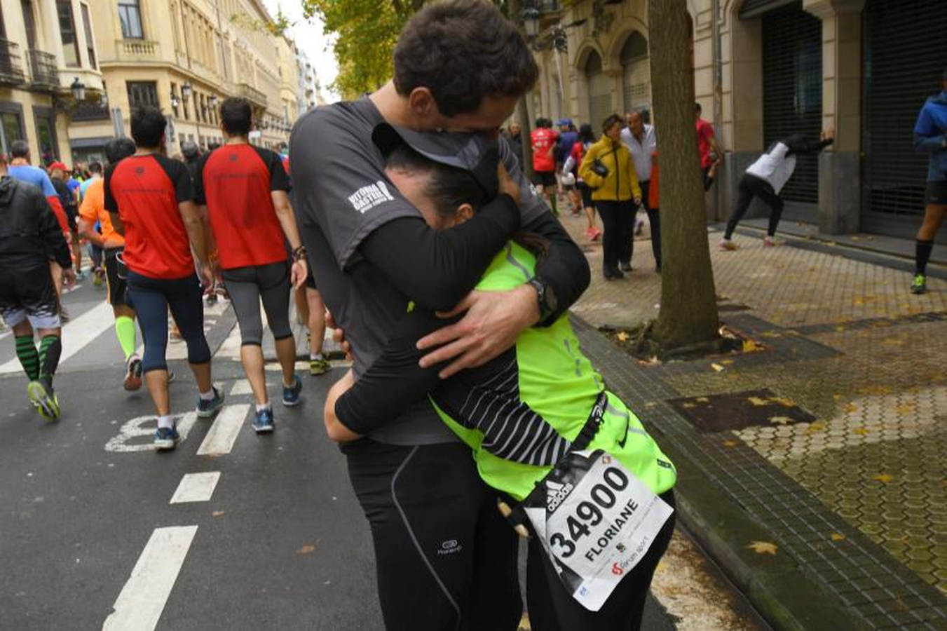 Gran ambiente en la línea de meta de la Behobia San Sebastian 