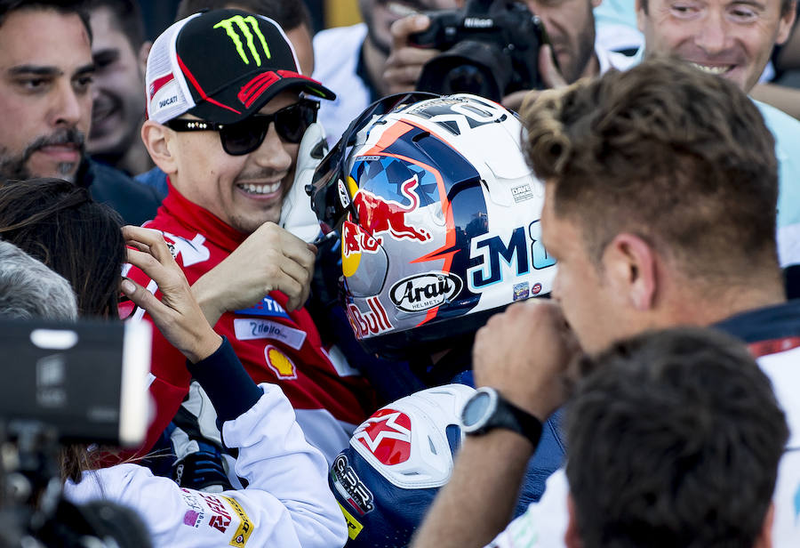 Jorge Martín, Moto3, es felicitado por Jorge Lorenzo, MotoGP.
