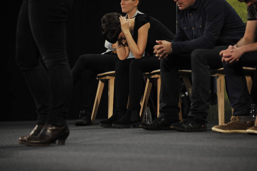 Durangoko saioan egindako argazkiok ederki erakusten dute nolako kontzentrazio-ariketa egin behar duten bertsolariek mikroaren aurrean jartzea tokatzen zaienean daukaten onena emateko