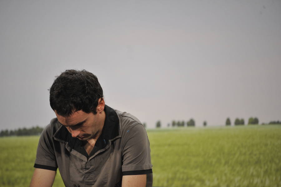 Durangoko saioan egindako argazkiok ederki erakusten dute nolako kontzentrazio-ariketa egin behar duten bertsolariek mikroaren aurrean jartzea tokatzen zaienean daukaten onena emateko