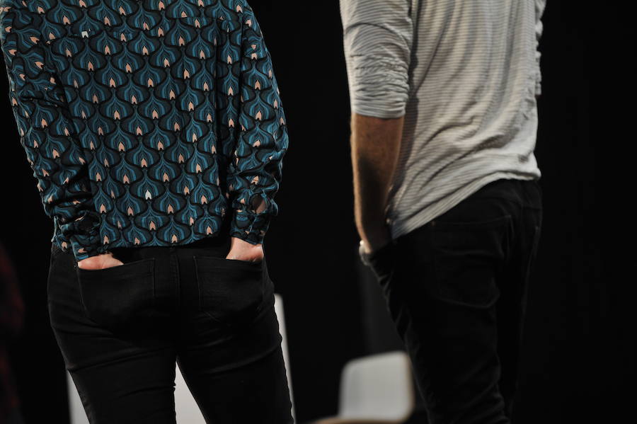 Durangoko saioan egindako argazkiok ederki erakusten dute nolako kontzentrazio-ariketa egin behar duten bertsolariek mikroaren aurrean jartzea tokatzen zaienean daukaten onena emateko