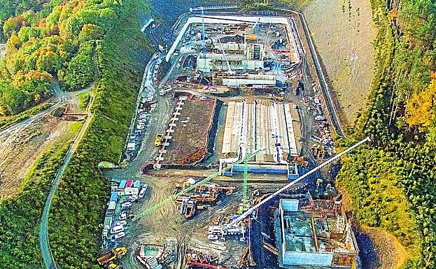 Complejo Medioambiental. Imagen aérea del estado de la obra captada esta semana, donde emergen ya estructuras por encima de la cota cero. 