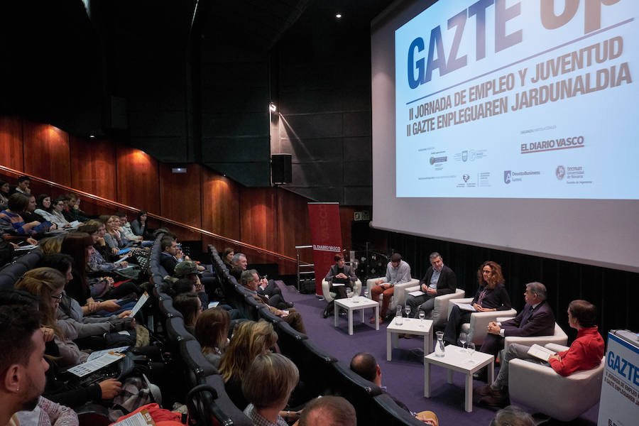 La consejera de Empleo y Políticas Sociales del Gobierno Vasco, Beatriz Artolazabal, ha participado este lunes en la jornada 'Gazte Up', organizada por EL DIARIO VASCO, dedicada al empleo juvenil y que se ha celebrado en el Aquarium de San Sebastián