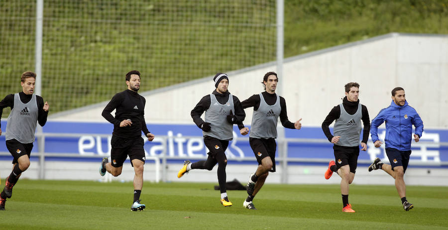 Tras dos días y medio de descanso, la Real Sociedad ha retomado en Zubieta los entrenamientos con una liviana sesión de apenas una hora de duración en la que han faltado los siete jugadores realistas concentrados con sus respectivas selecciones. Por el contrario, también se han ejercitado con el primer equipo los jugadores del Sanse Gorosabel y Gorostidi.