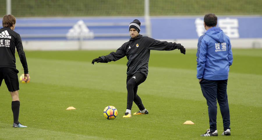 Tras dos días y medio de descanso, la Real Sociedad ha retomado en Zubieta los entrenamientos con una liviana sesión de apenas una hora de duración en la que han faltado los siete jugadores realistas concentrados con sus respectivas selecciones. Por el contrario, también se han ejercitado con el primer equipo los jugadores del Sanse Gorosabel y Gorostidi.