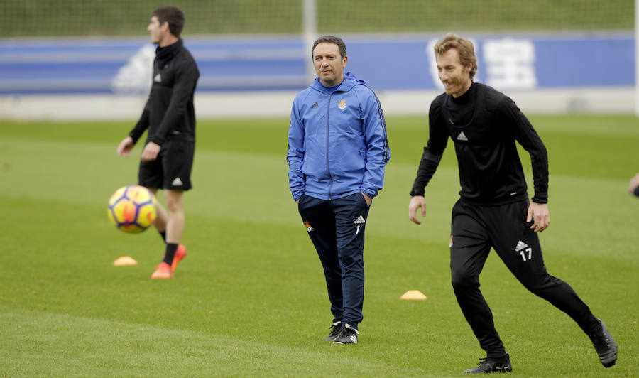 Tras dos días y medio de descanso, la Real Sociedad ha retomado en Zubieta los entrenamientos con una liviana sesión de apenas una hora de duración en la que han faltado los siete jugadores realistas concentrados con sus respectivas selecciones. Por el contrario, también se han ejercitado con el primer equipo los jugadores del Sanse Gorosabel y Gorostidi.
