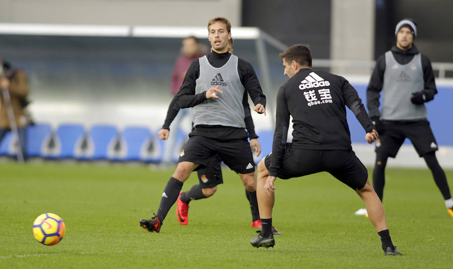 Tras dos días y medio de descanso, la Real Sociedad ha retomado en Zubieta los entrenamientos con una liviana sesión de apenas una hora de duración en la que han faltado los siete jugadores realistas concentrados con sus respectivas selecciones. Por el contrario, también se han ejercitado con el primer equipo los jugadores del Sanse Gorosabel y Gorostidi.