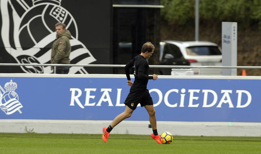 Tras dos días y medio de descanso, la Real Sociedad ha retomado en Zubieta los entrenamientos con una liviana sesión de apenas una hora de duración en la que han faltado los siete jugadores realistas concentrados con sus respectivas selecciones. Por el contrario, también se han ejercitado con el primer equipo los jugadores del Sanse Gorosabel y Gorostidi.