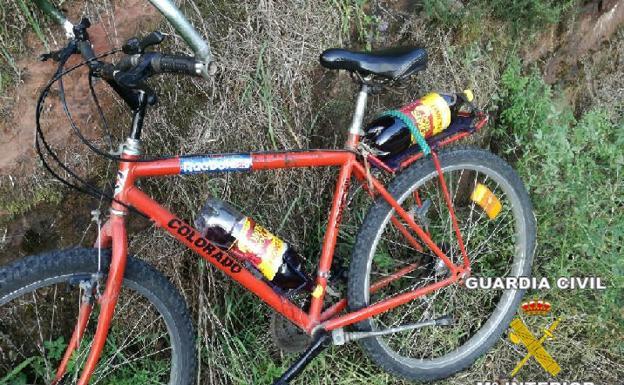 Detienen a un ciclista ebrio y con dos botellas de vino «para saciar la sed»