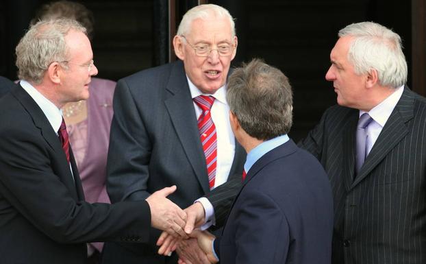 McGuinness (i), Paisley (c), Ahern (d) y Tony Blair. 