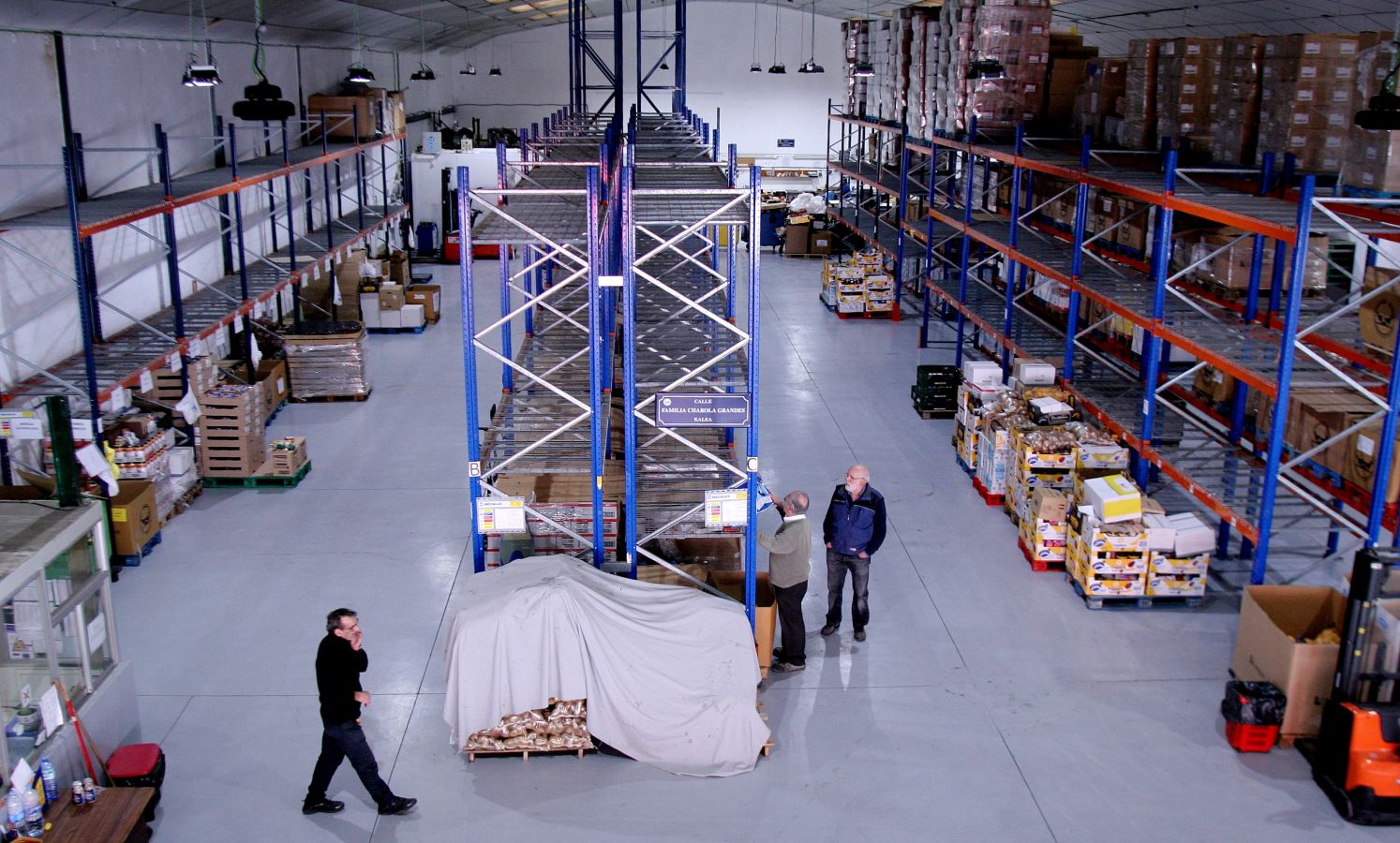 El almacen de Oiartzun luce a medio gas en vísperas de que se celebre la Gran Recogida de Alimentos