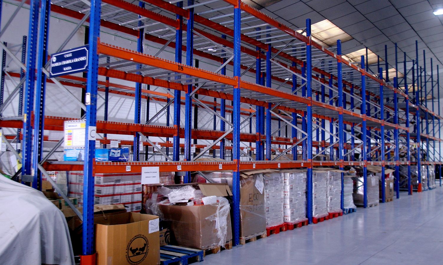 El almacen de Oiartzun luce a medio gas en vísperas de que se celebre la Gran Recogida de Alimentos