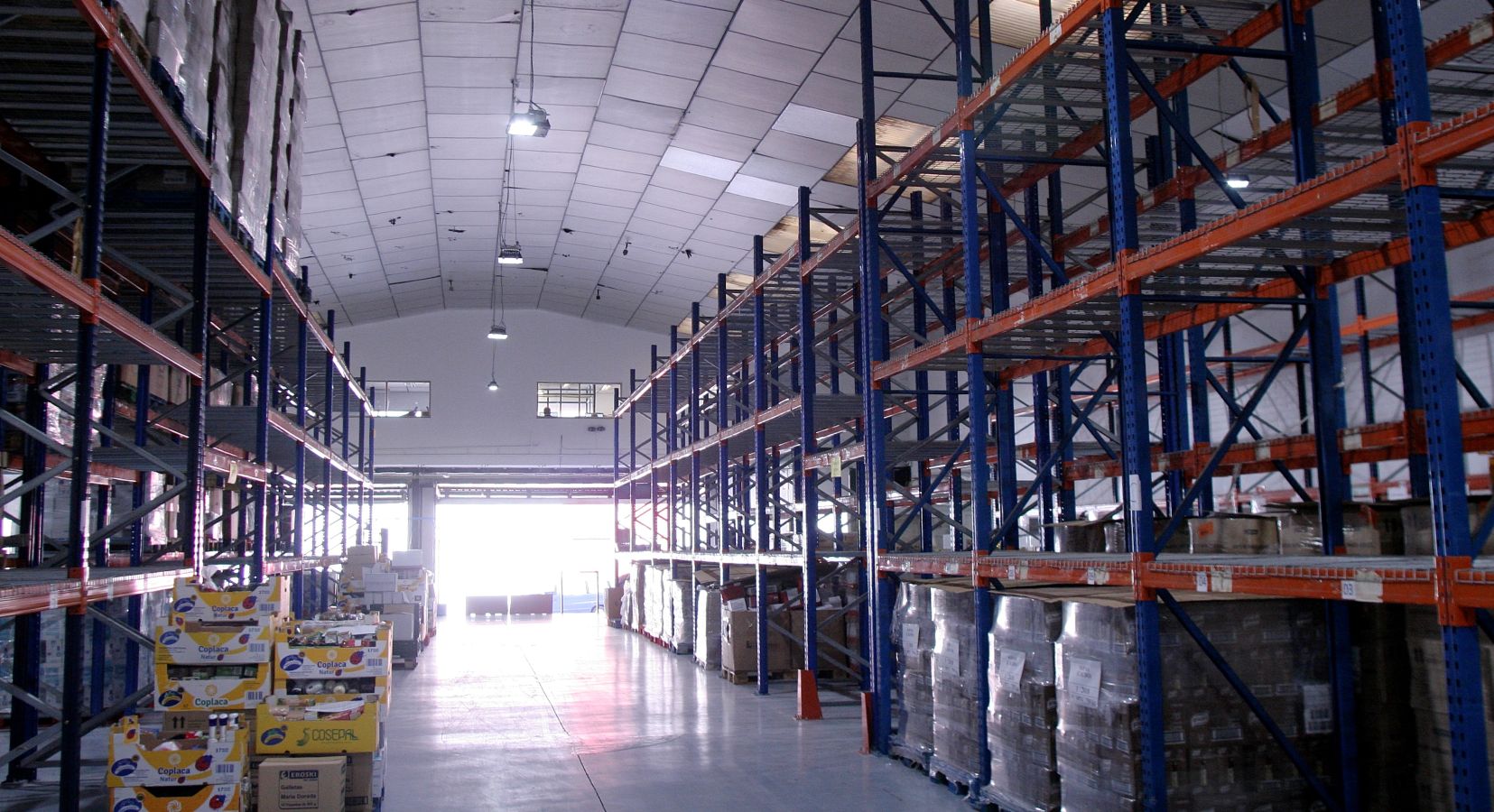 El almacen de Oiartzun luce a medio gas en vísperas de que se celebre la Gran Recogida de Alimentos