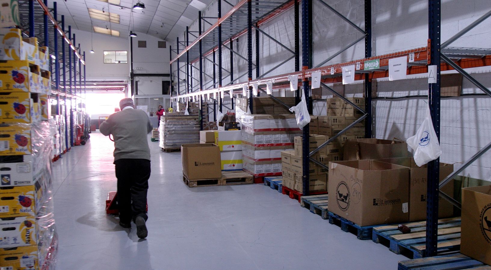 El almacen de Oiartzun luce a medio gas en vísperas de que se celebre la Gran Recogida de Alimentos