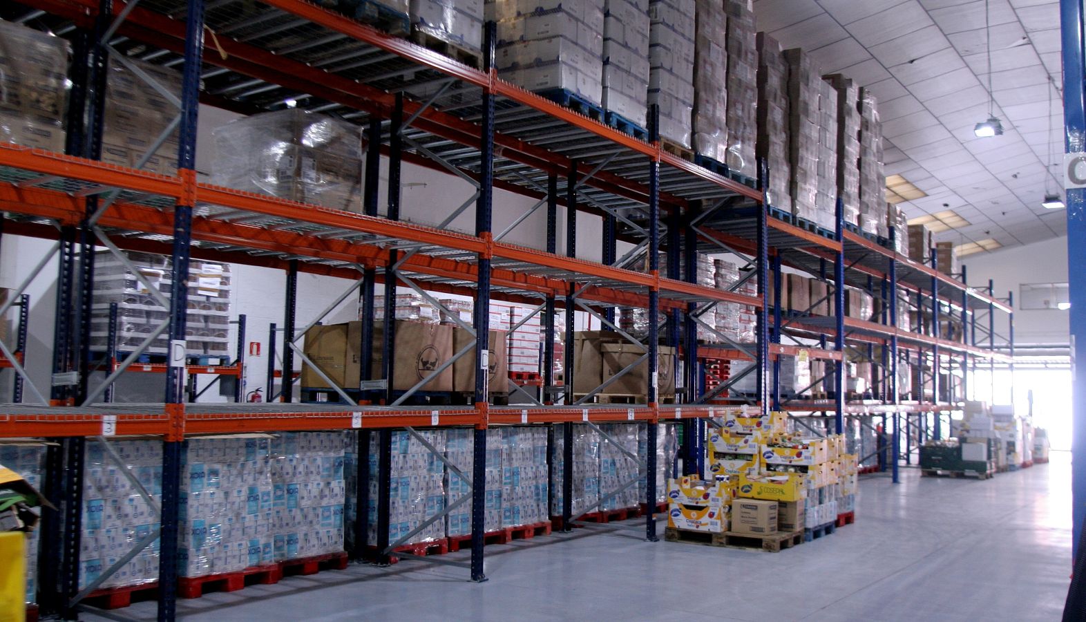 El almacen de Oiartzun luce a medio gas en vísperas de que se celebre la Gran Recogida de Alimentos