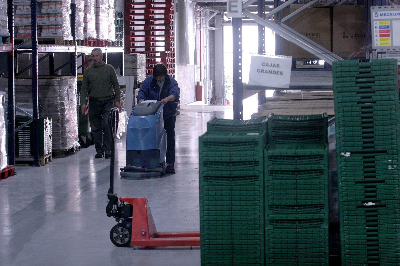 El almacen de Oiartzun luce a medio gas en vísperas de que se celebre la Gran Recogida de Alimentos