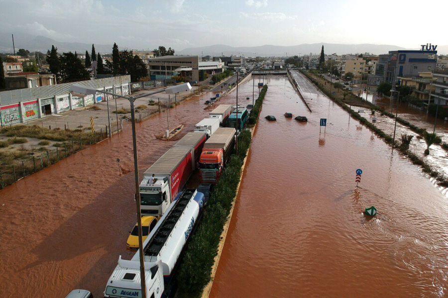 Al menos cuatro personas han muerto y otras tantas permanecen desaparecidas a causa de las lluvias torrenciales que han afectado este miércoles la parte occidental de Ática, la región capitalina de Grecia