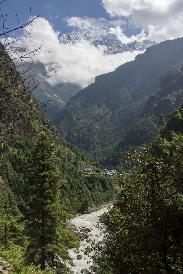 Con la segunda etapa comienza el desnivel positivo, un recorrido que finaliza con dos horas de continua subida que nos hará cruzar por varios puentes tibetanos hasta llegar a la capital de los sherpas: Namche Bazaar.