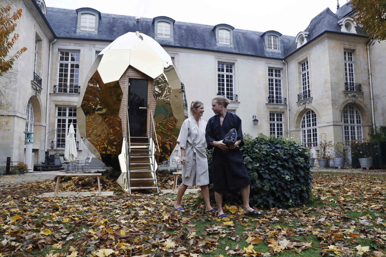 Una sauna en forma de huevo diseñada por los artistas Bigert y Bergström se puede disfrutar en el patio del instituto sueco en París. La exposición tiene como objetivo llamar la atención sobre el diseño, la arquitectura y la moda suecas en Francia