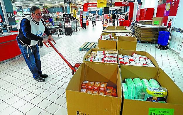 Gran recogida. Voluntario durante la campaña 2016 en un centro comercial eibarrés. 