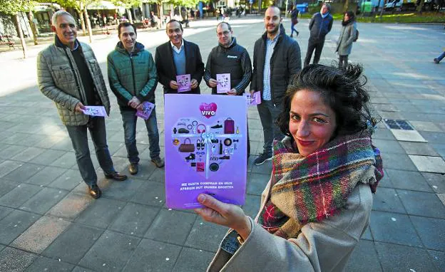 Comerciantes. Macarena Muriel muestra el corazón de 'Bizi Irun Vivo', ante Tomás Maeztu, José Ignacio Bermúdez, Miguel Ángel Páez, José Mari Lumbreras y Ander Fernández, en la presentación de la nueva campaña de apoyo al comercio local.
