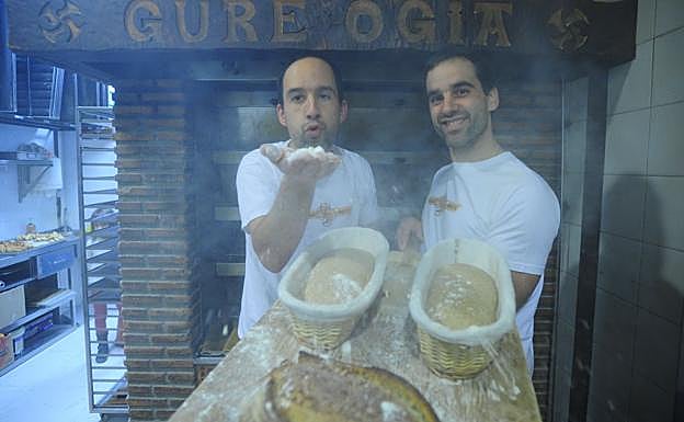 Los hermanos Unai y Eneko Elgezabal en su obradior de Mungia. 