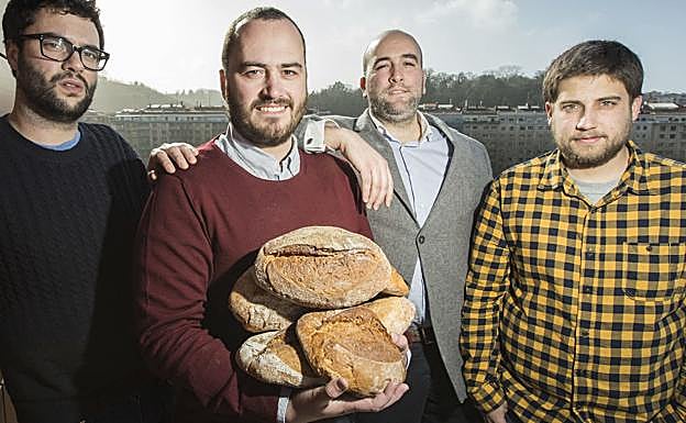 Xabier de la Maza presume de los panes que se cuecen en The Loaf. 