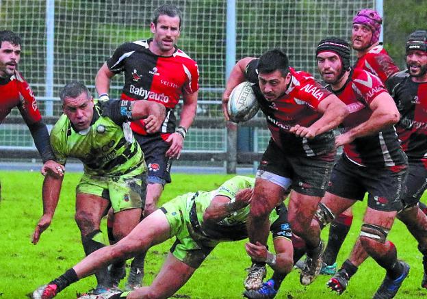 Cristian Zapatería. Con el oval en las manos intentando zafarse de la defensa santanderina.
