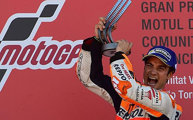 Dani Pedrosa celebra el triunfo en Valencia. 