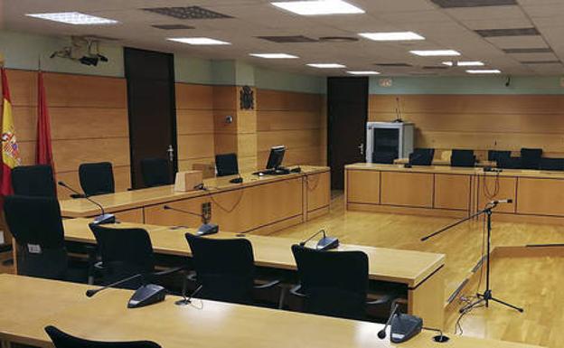 Fotografía cedida por el Tribunal Superior de Justicia de Navarra (TSJN) del interior de la sala donde se celebra el juicio. 