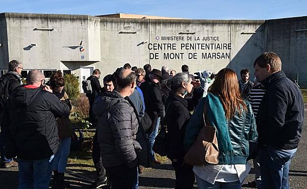 La concentración celebrada en el exterior de la prisión de Mont-de-Marsan