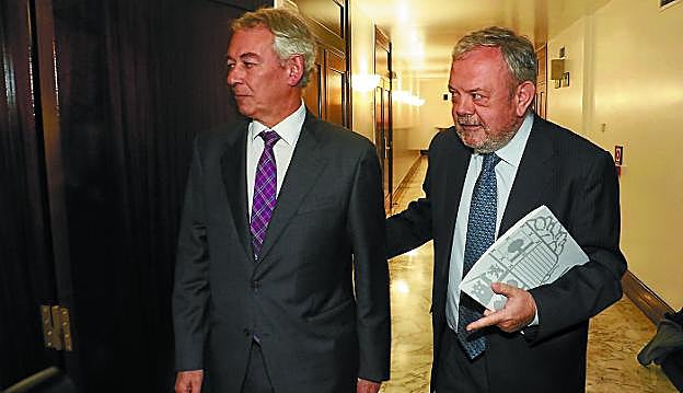 El popular Antón Damborena y Pedro Azpiazu, minutos antes de cerrar el acuerdo presupuestario de 2017. 