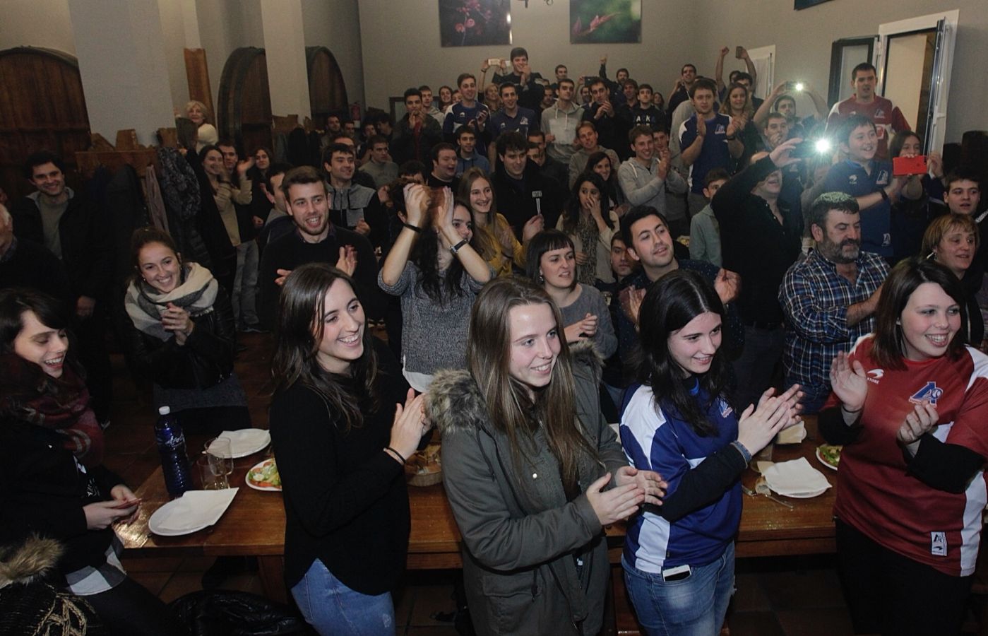 Jokin Altuna ha celebrado el campeonato del cuatro y medio logrado este domingo ante Urrutikoetxea con cerca de 200 amigos en la sidrería Salbide de su localidad natal, Amezketa