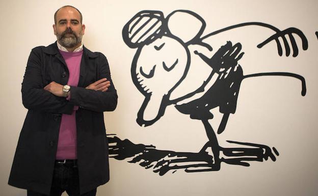 El comisario Rafael García posa delante de un dibujo de 'Krazy Kat'. 
