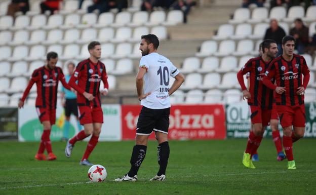 Decepción entre los iruneses tras ceder un empate en el descuento.