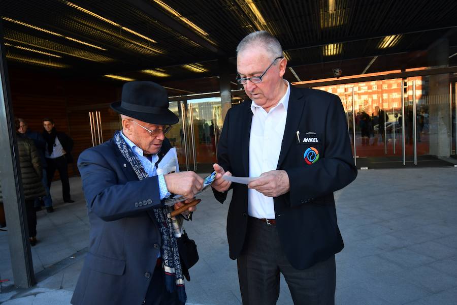 Ambiente de gala y caras conocidas del mundo pelotazale en los minutos previos a la final del cuatro y medio entre Altuna III y Urrutikoetexea en el frontón Bizkaia de Bilbao