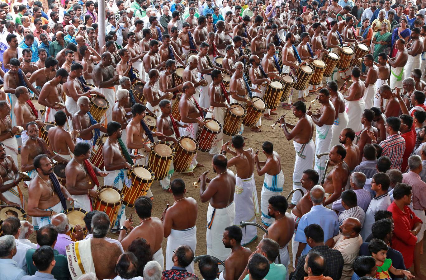 El festival anual Vrischikolasavam ya ha comenzado en el Templo Sree Poornathrayeesa de Kochi, India. Esta festividad dura ocho días y presenta una colorida procesión de elefantes decorados junto al sonido de tambores.